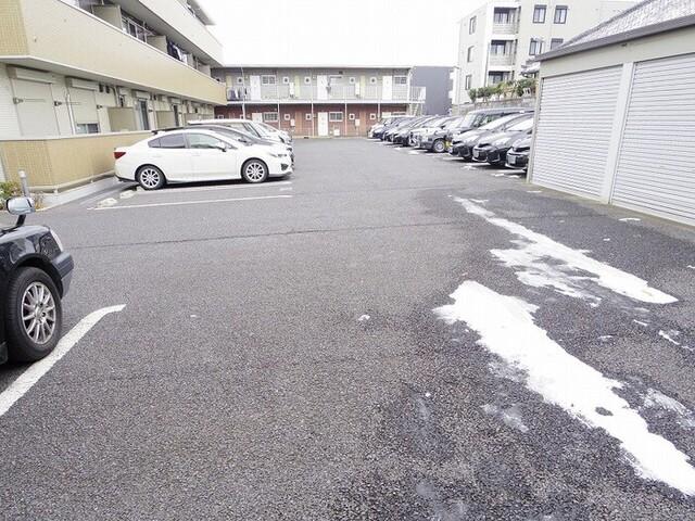 Royal East（ロイヤル イースト）（101） 駐車場