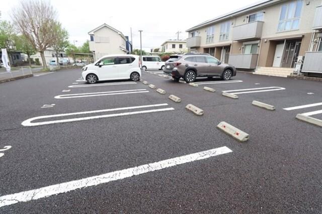 アムール（102） 駐車場