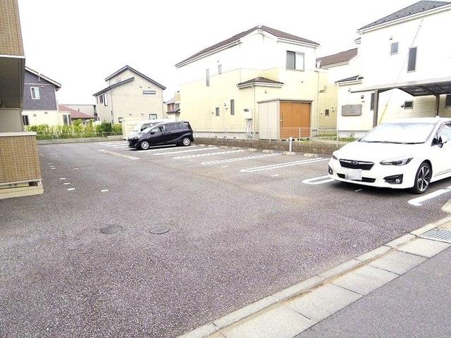グランシャリオ（201） 駐車場