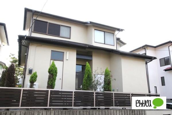 植栽が玄関周りを彩り印象的な空間を演出しています