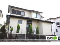 植栽が玄関周りを彩り印象的な空間を演出しています