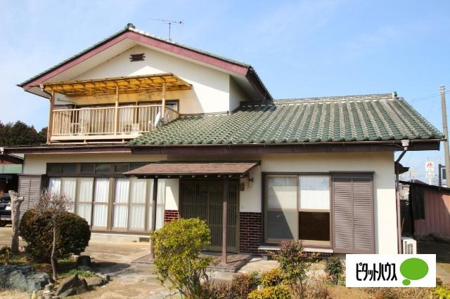 玄関に軒があるため、夏の日差しを遮り、急な雨や吹き込みを防ぎます。