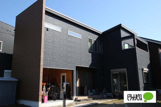 深い色合いの外壁が邸宅感を演出！