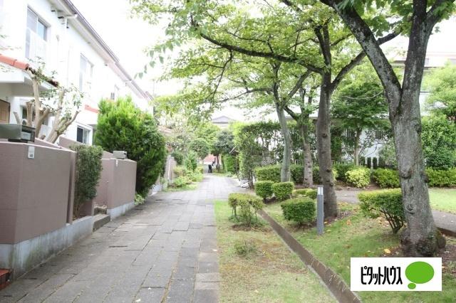 緑豊かな玄関正面の歩道