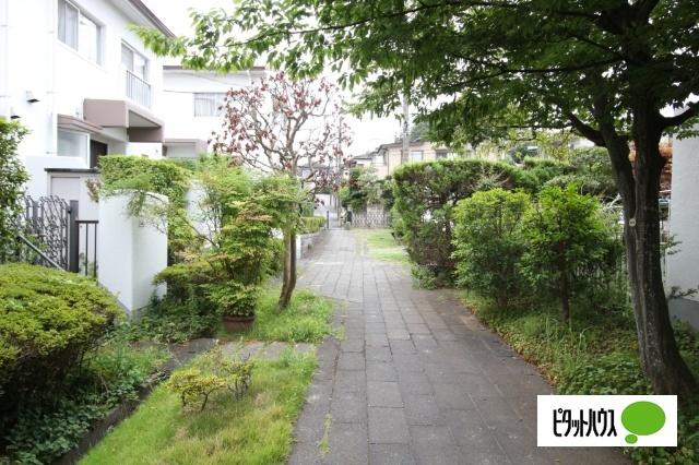 緑豊かな玄関正面の歩道