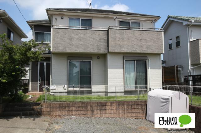 通行人の視線も和らぐ程よい高低差の住まいです。