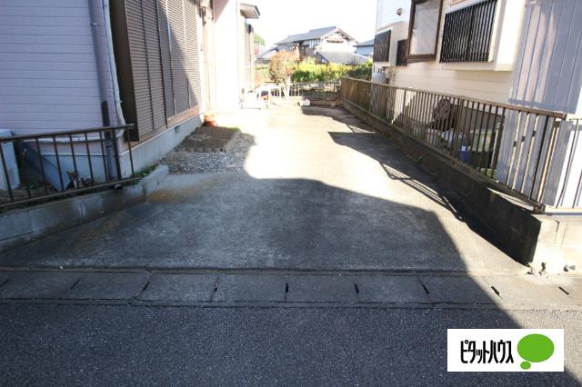 縦列駐車２台分可（車種により駐車不可となります）