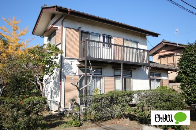 切妻屋根が印象的な外観