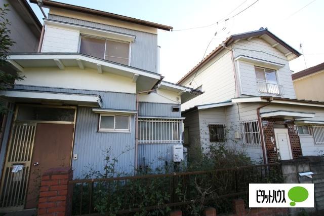 敷地内に建物が2棟建っています。