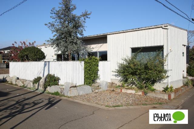 周辺環境に調和する建物と一体感のある外構