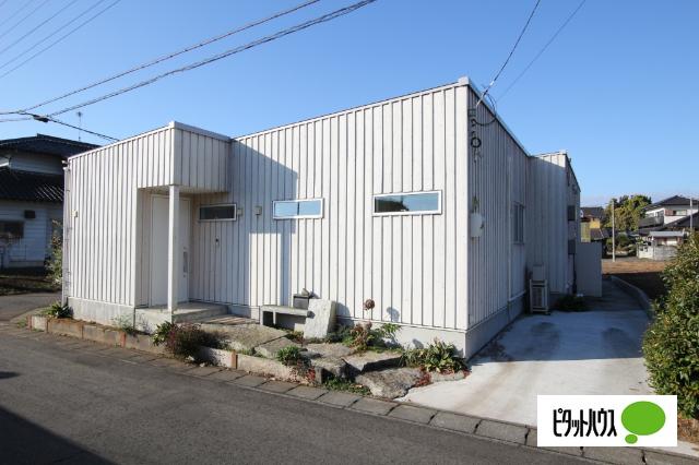 モダンテイストの外観が縦のスリットにより陰影をさらに際立てます