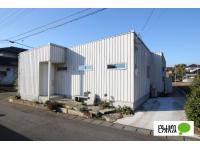 モダンテイストの外観が縦のスリットにより陰影をさらに際立てます