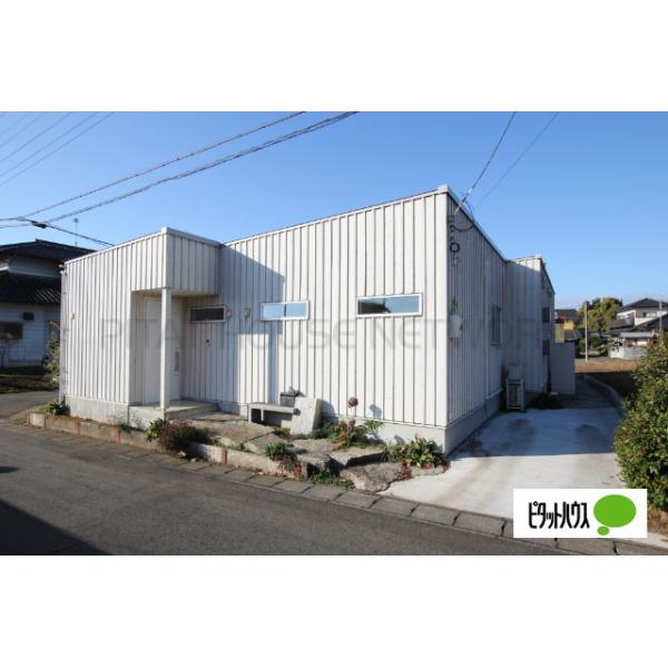 モダンテイストの外観が縦のスリットにより陰影をさらに際立てます