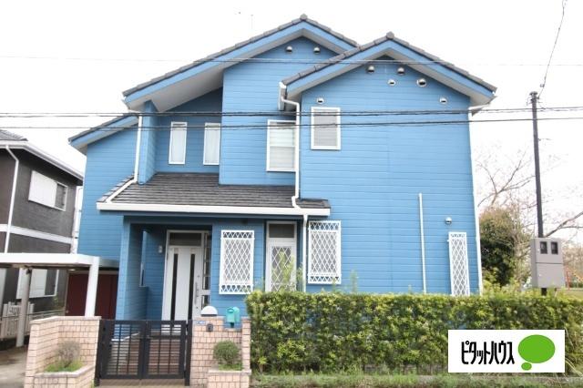 切妻屋根のシルエットが映える外観