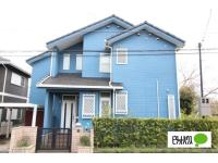 切妻屋根のシルエットが映える外観