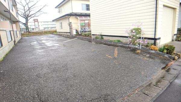 北上市上野町アパート 駐車場