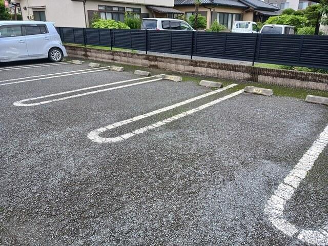 ミニョン　シャトー（202） 駐車場