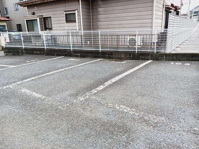 ファミール彩（205） 駐車場