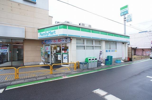 ファミリーマート 入曽駅前店：750m