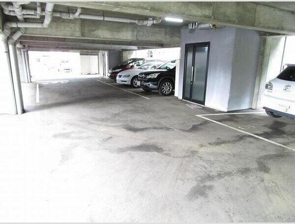 コンフォート南24条 駐車場