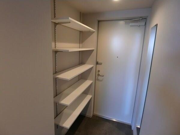 リベルテスクアール七番館 玄関