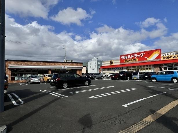 ツルハドラッグ北18条東店：350m