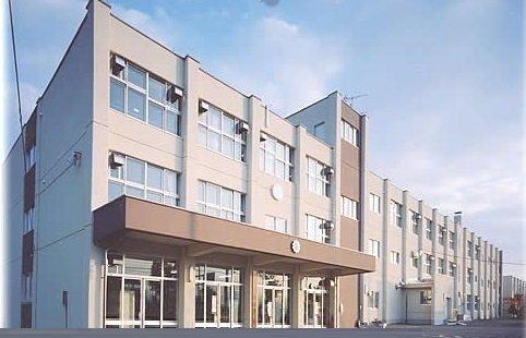 西岡南小学校：740m