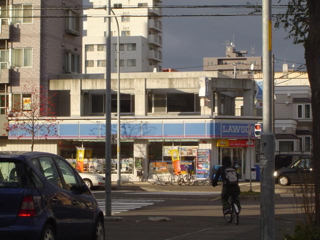 ローソン（コンビニ）：510m