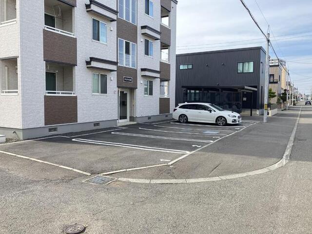 ブランドール八軒（201） 駐車場