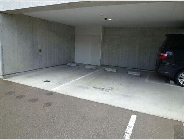 ISグランデ札幌 駐車場