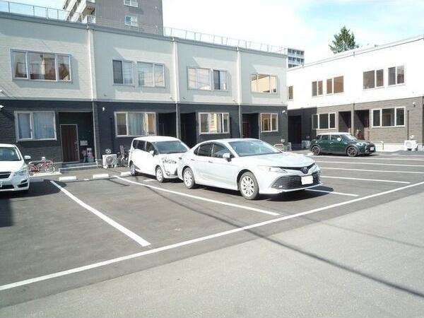 Tasso医大南B棟 駐車場