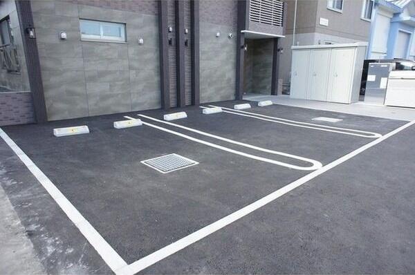 グランメール　ケンヂーハウス 駐車場