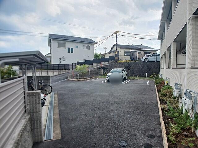 グリュック（203） 駐車場