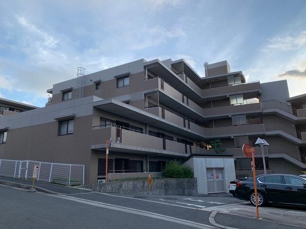 ロイヤルヒルズ富雄　F棟 外観