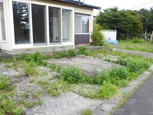 本輪西町借家（1） 駐車場
