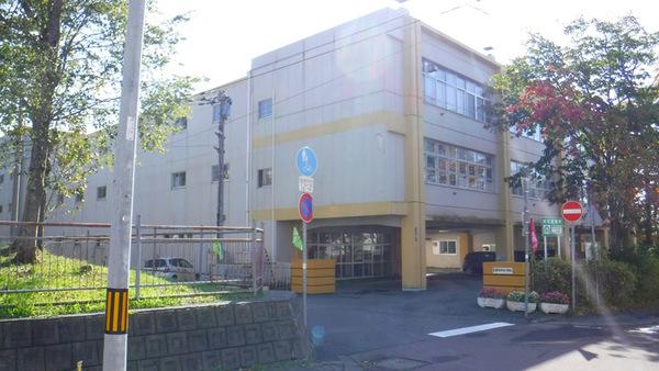 室蘭市立水元小学校：1038m