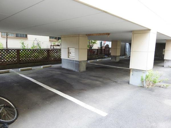 クレストコート母恋（202） 駐車場