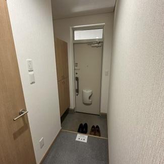 リヴァーハイツ輪西（104） 玄関