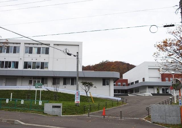 室蘭市立みなと小学校：2526m