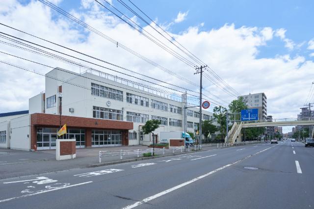 札幌市立宮の森小学校：281m