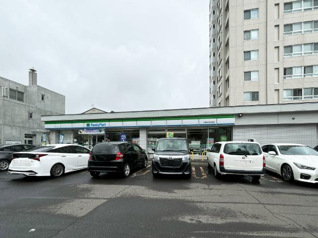 ファミリーマート札幌宮の森3条店：182m