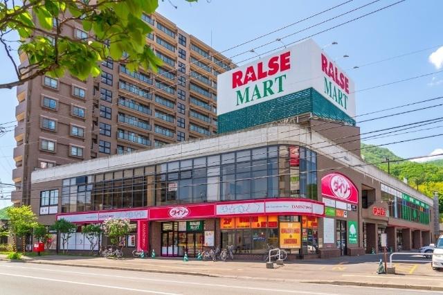 ラルズマート伏見店：111m