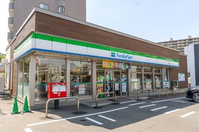 ファミリーマート札幌ロープウェイ入口店：359m