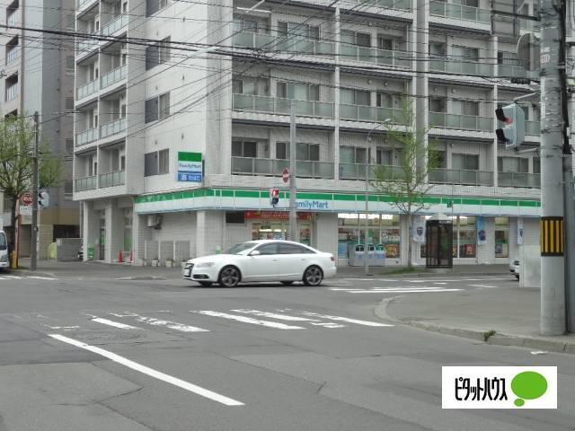 ファミリーマート札幌北3条店：85m