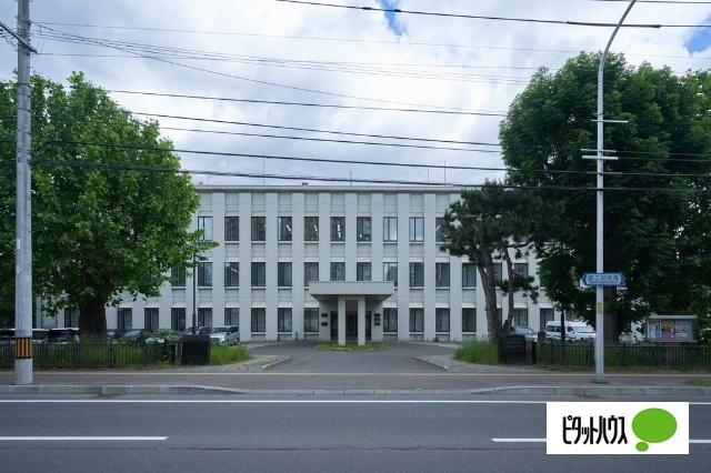 北海道警察本部琴似庁舎：975m
