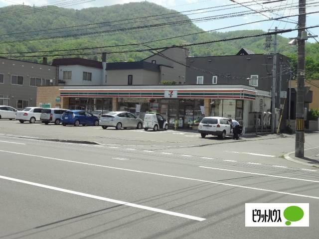 セブンイレブン札幌啓明店：296m