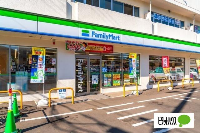 ファミリーマート札幌南8条西18丁目店：165m