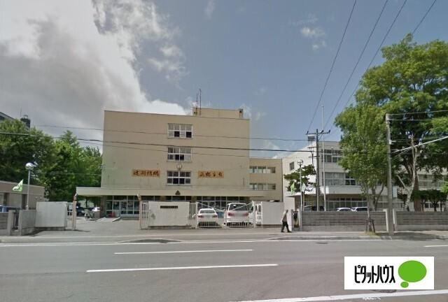 札幌市立向陵中学校：619m