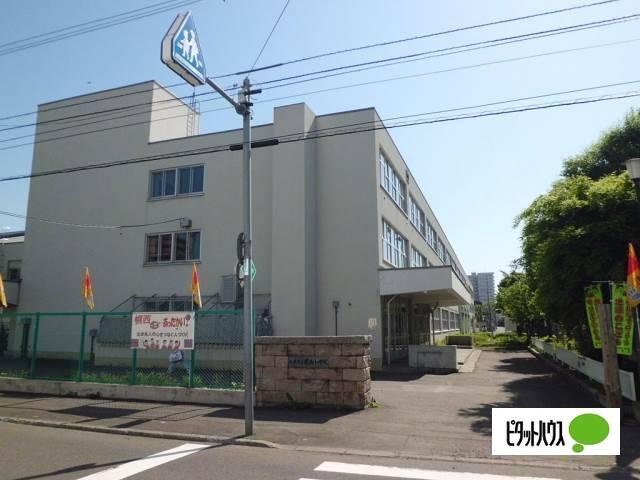 幌西小学校：308m