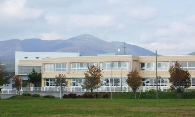 室蘭市立八丁平小学校：1216m
